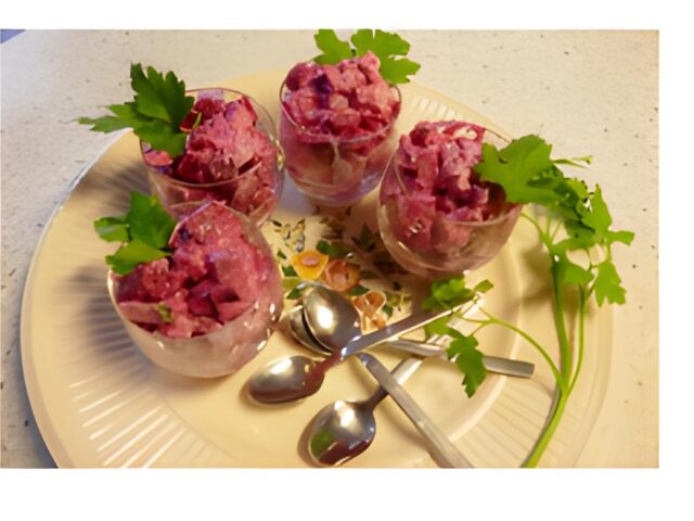 Rode bietensalade met appel en rolmops