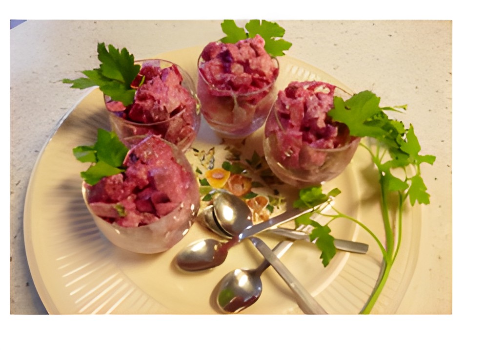 Rode bietensalade met appel en rolmops