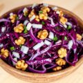 Rode koolsalade met walnoten