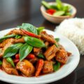 Roerbak van varkensvlees met Thaise basilicum (pad kra pao moo saap)