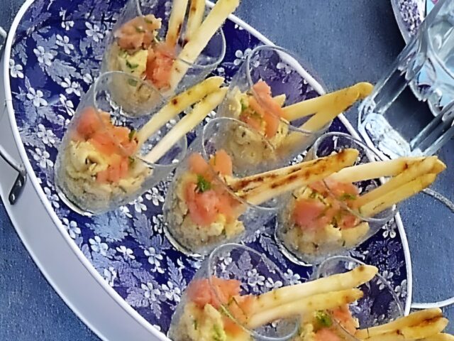 Roerei met zalm en gegrilde asperges (in een glaasje)