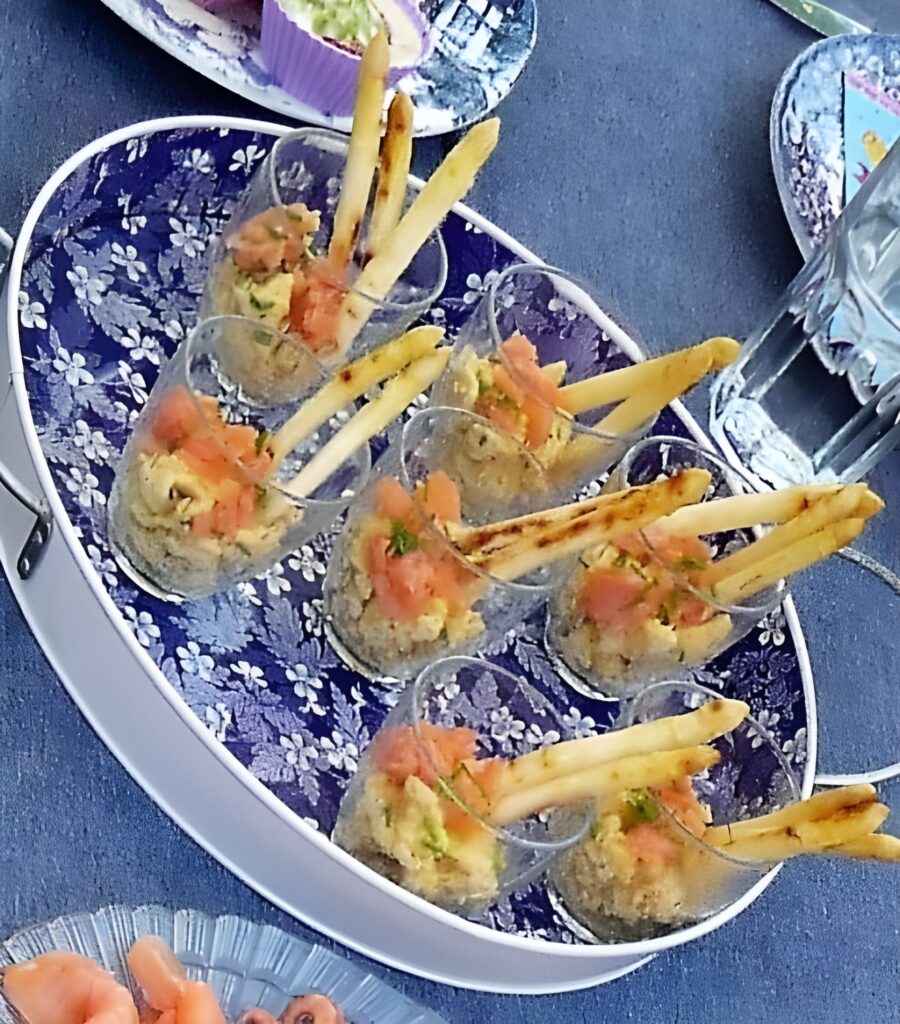 Roerei met zalm en gegrilde asperges (in een glaasje)