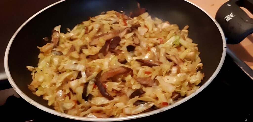 Roergebakken spitskool met shiitake en sojasaus
