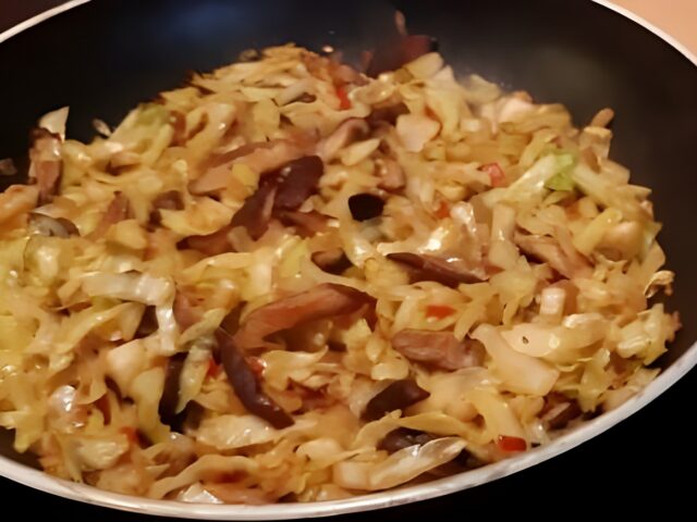 Roergebakken spitskool met shiitake en sojasaus