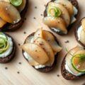 Roggebrood met gerookte paling