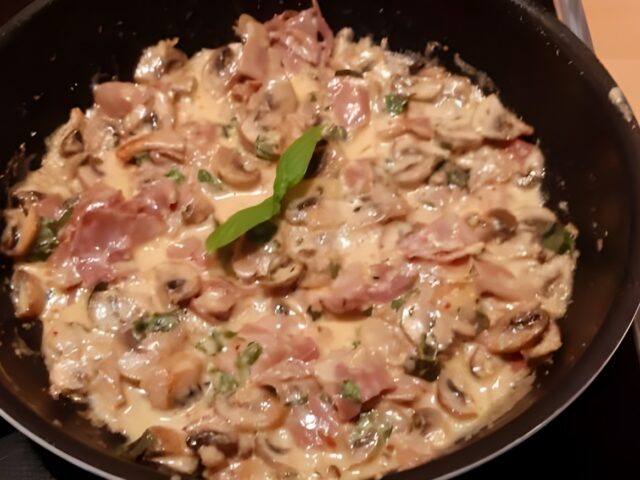 Romige Italiaanse champignonsaus met ham kaas en veel knoflook
