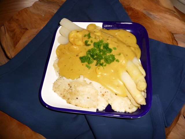 Romige kerriesaus met garnaaltjes voor bij asperges en schol