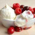 Rood fruit met yoghurtijs