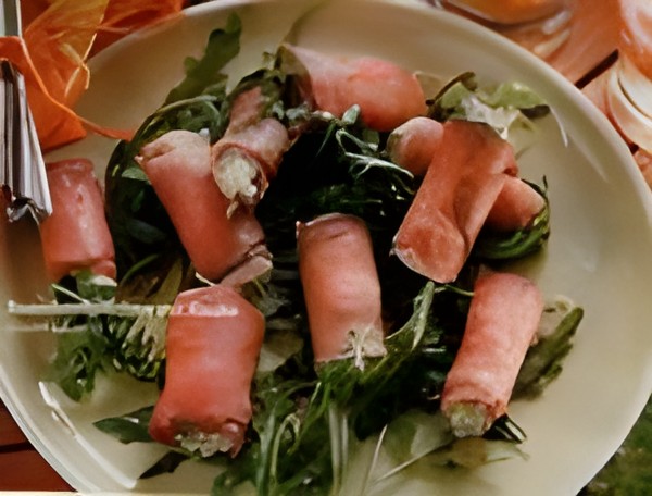 Rosbiefrolletjes metgedroogde tomaatjes, roomkaas en rucola