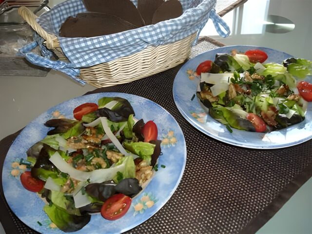 Rucola met spek, kaas en walnoten