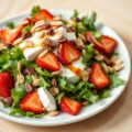 Rucolasalade met brie en aardbeien