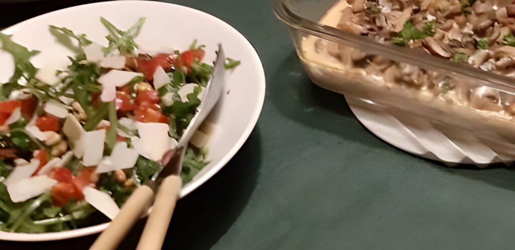 Rucolasalade met tomaatjes, pijnboompitten en Parmezaanse kaas