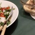 Rucolasalade met tomaatjes, pijnboompitten en Parmezaanse kaas