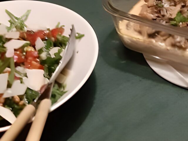 Rucolasalade met tomaatjes, pijnboompitten en Parmezaanse kaas
