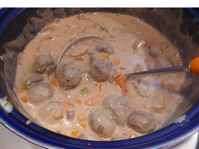 Rundergehaktballetjes in kleurige, romige, kokos champignonsaus.