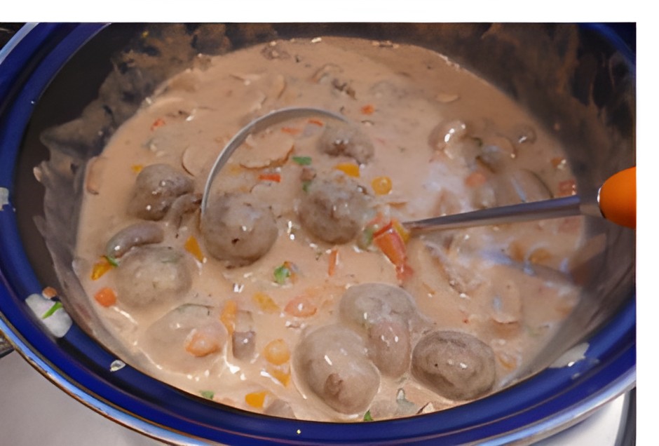 Rundergehaktballetjes in kleurige, romige, kokos champignonsaus.