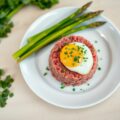 Rundertartaar met groene asperges