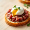 Rundtartaartje op toast gepocheerd kwarteleitje