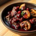 Rundvleesschotel in een cranberry-portsaus