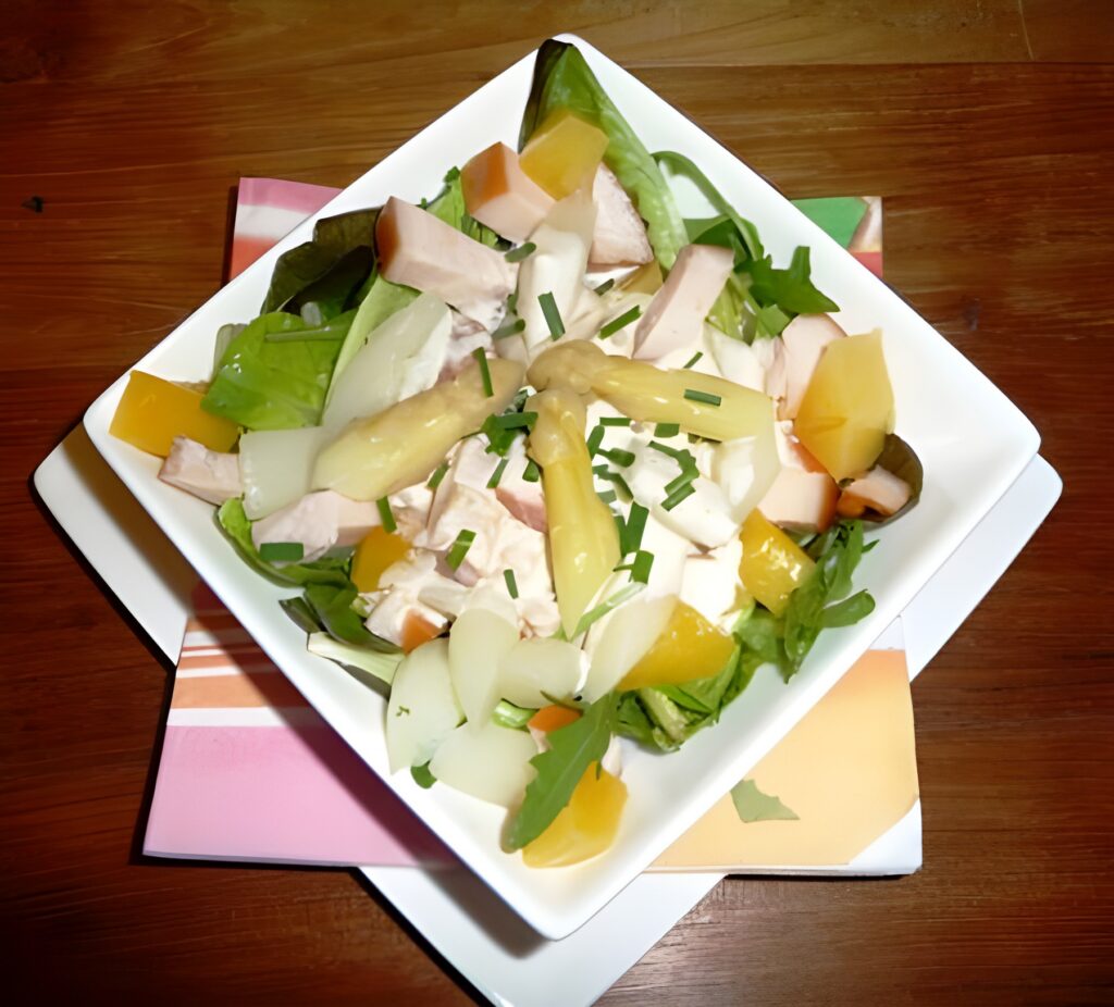 Salade (cocktail) met asperges, gerookte kip en mango