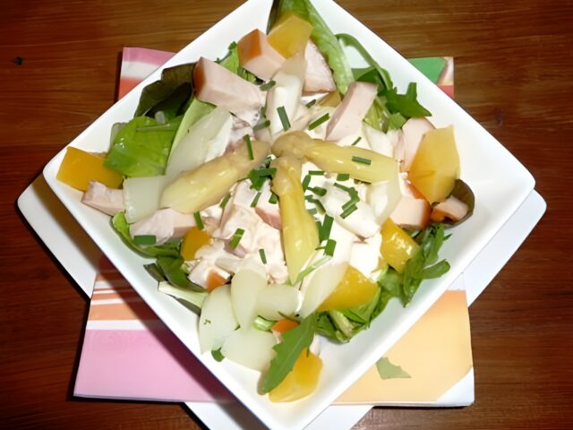 Salade (cocktail) met asperges, gerookte kip en mango