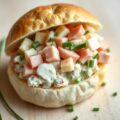 Salade in een broodje