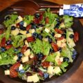 Salade met blauwe bessen, kaas en noten