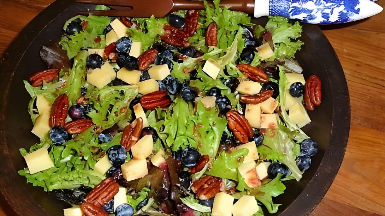Salade met blauwe bessen, kaas en noten