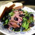 Salade met bosbessen, bramen en biefstuk
