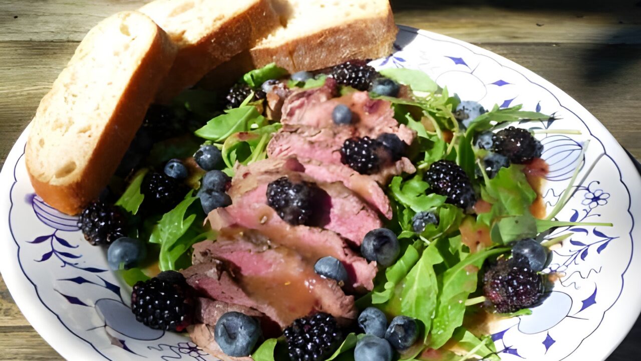 Salade met bosbessen, bramen en biefstuk