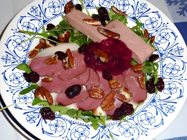 Salade met gerookte eendenborst en paté