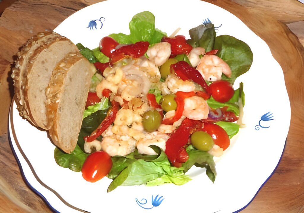 Salade met grote en kleine garnalen