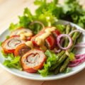 Salade met plakjes slavink, gegrilde asperges en m