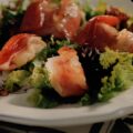 Salade met rauwe ham gevuld met roomkaas en honingdressing