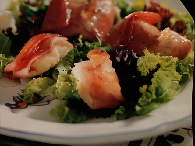 Salade met rauwe ham gevuld met roomkaas en honingdressing