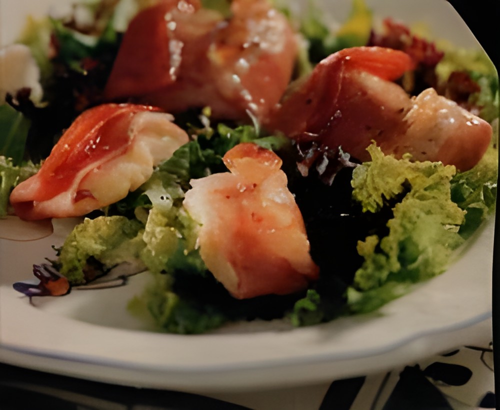 Salade met rauwe ham gevuld met roomkaas en honingdressing