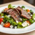 Salade met reepjes biefstuk en roquefort