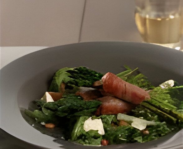 Salade van groene asperges met geitenkaas en sinaasappeldressing
