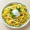 Salade van mozzarella en courgette