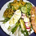 Saladebowl met o.a. asperges en zalm