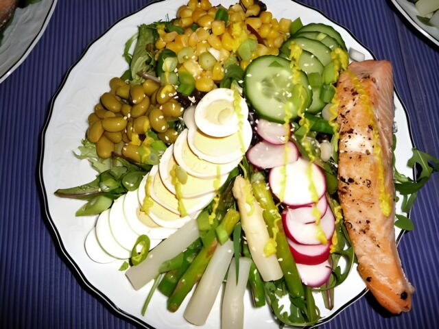 Saladebowl met o.a. asperges en zalm