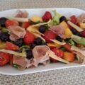 Zomerse Italiaanse salade met Parmaham, Pecorino en fruit