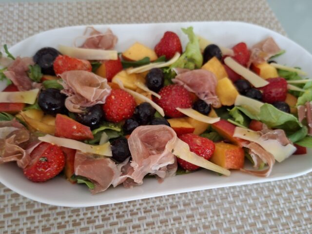 Zomerse Italiaanse salade met Parmaham, Pecorino en fruit