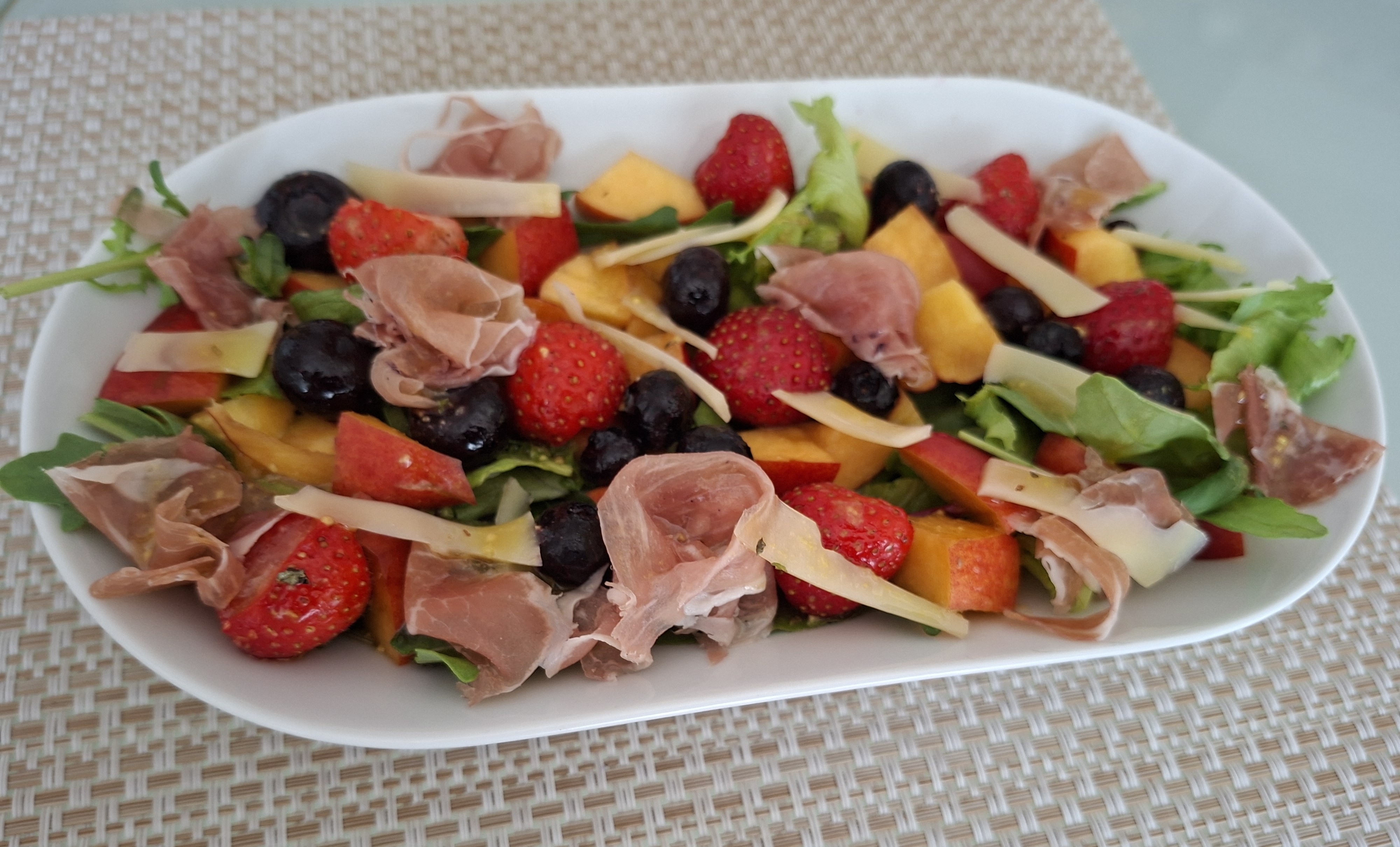 Zomerse Italiaanse salade met Parmaham, Pecorino en fruit