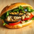 Sandwich met gegrilde groenten en tonijn