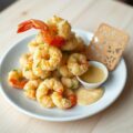 Scampi in kerveltempura en mosterddressing met een
