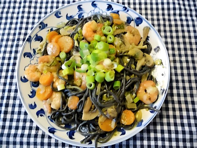 Scampi met pesto/roomsaus en (zwarte) pasta