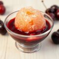 Schilferijs van sinaasappel met kersensaus