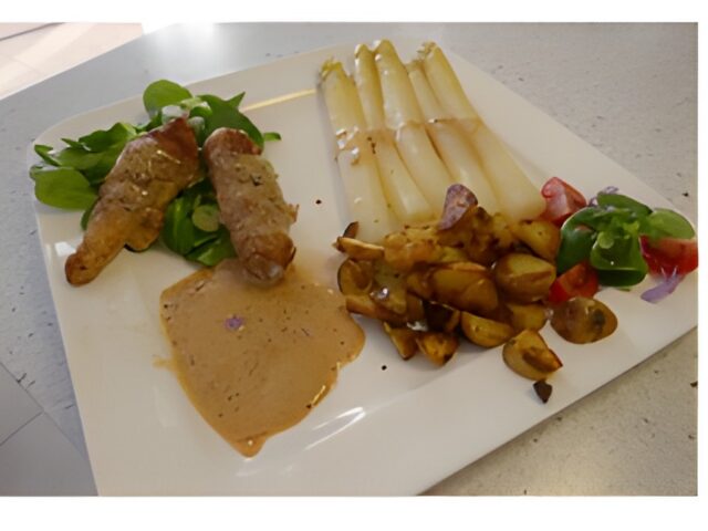 Schnitzelrollade gevuld met asperges en…. een romige mosterdsaus.