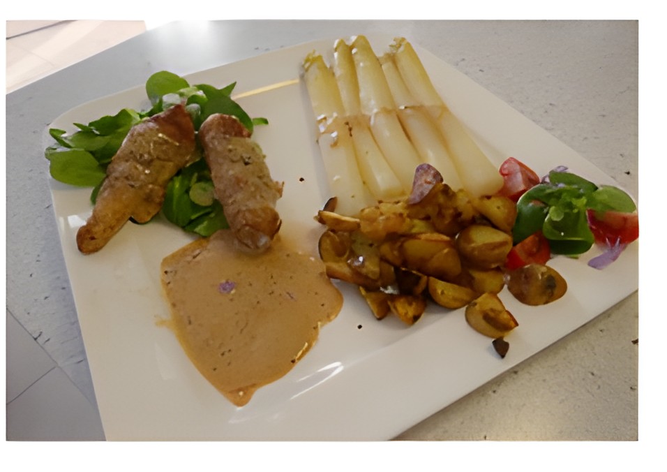 Schnitzelrollade gevuld met asperges en…. een romige mosterdsaus.